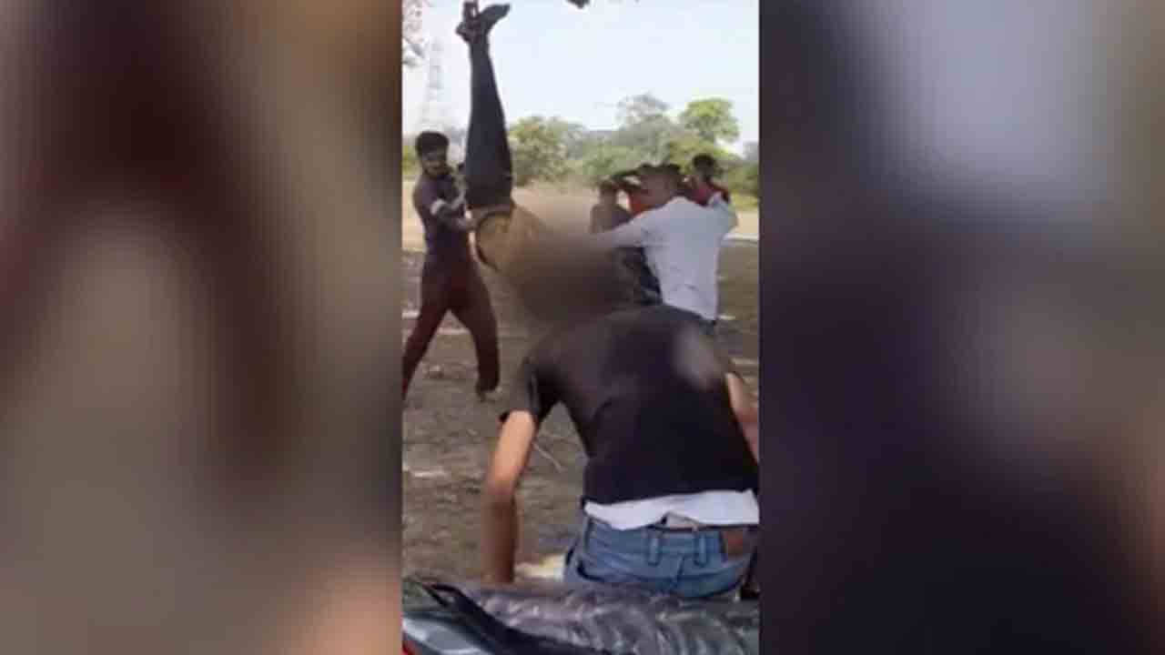 వ్యక్తిని తలకిందులుగా చెట్టుకు వేలాడదీసి… దారుణంగా కొట్టిన కొందరు