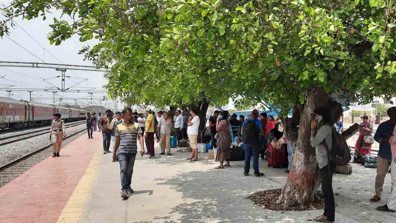 రైళ్ల‌లో బాంబు పెట్టామంటూ ఫోన్ కాల్