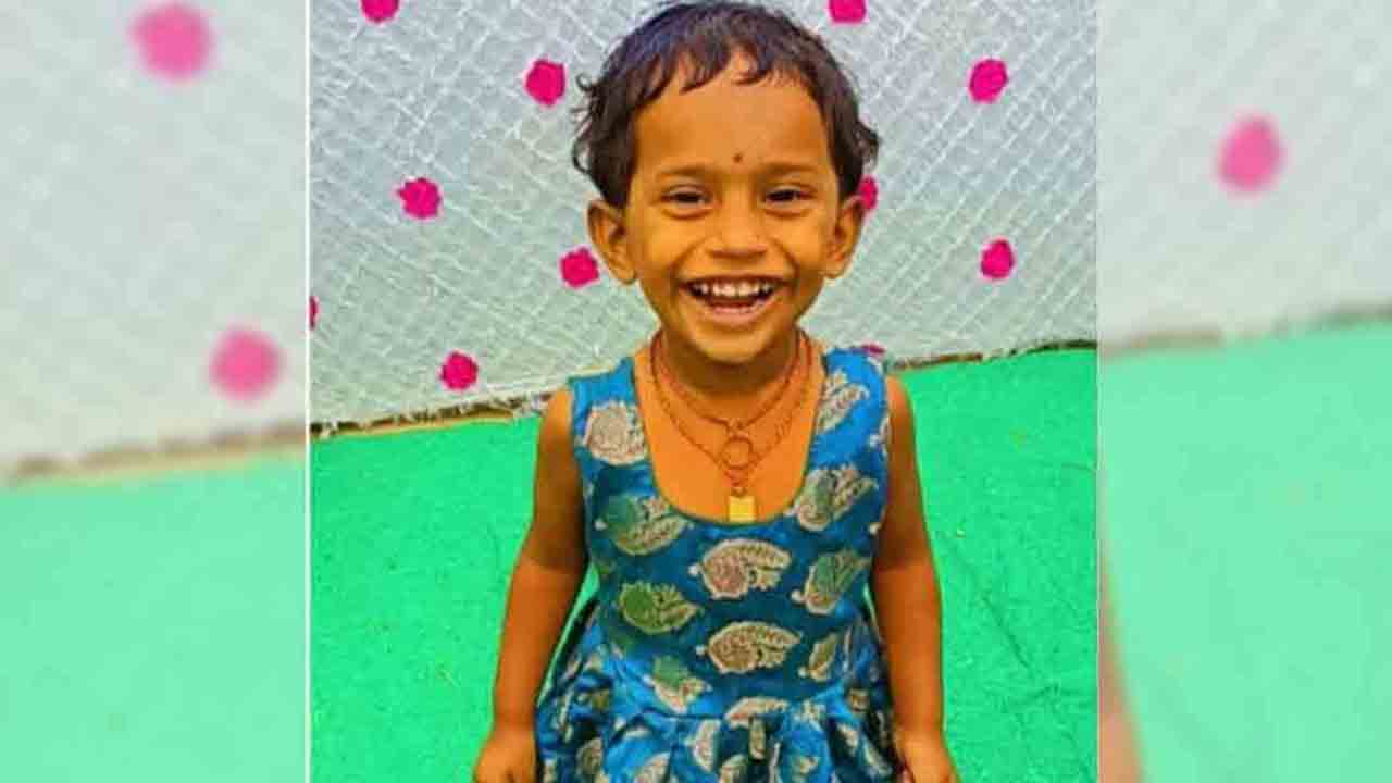 త‌ల్లిదండ్రుల ముందే మూడేండ్ల పాప‌ను కాటేసిన పాము..