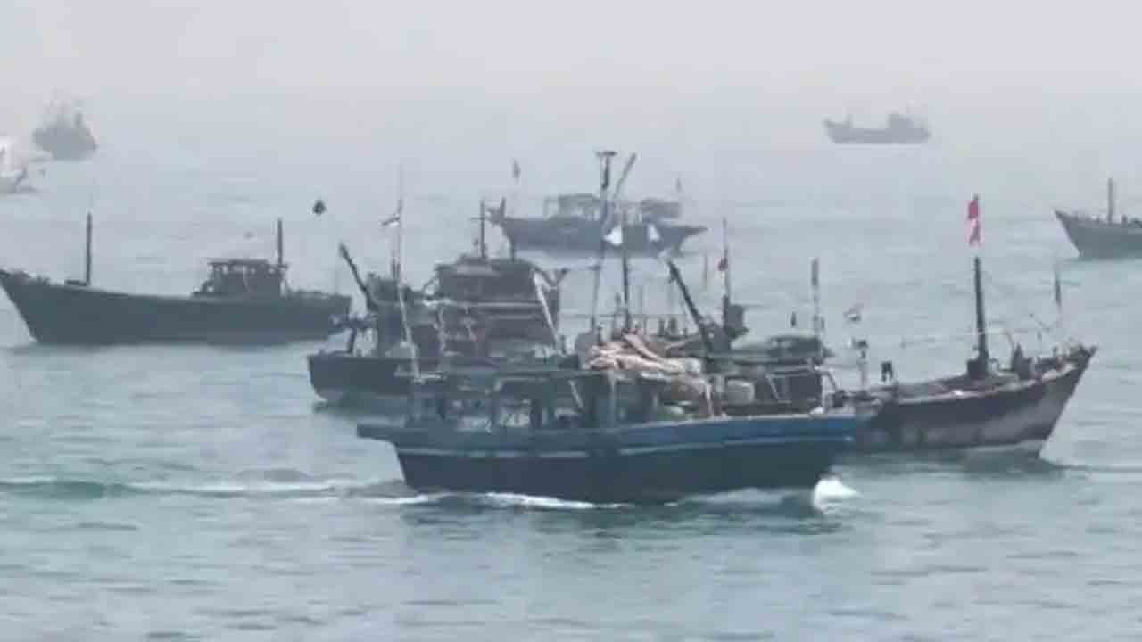 గుజరాత్‌ తీరంలో రూ.280 కోట్ల విలువైన హెరాయిన్‌ పట్టివేత