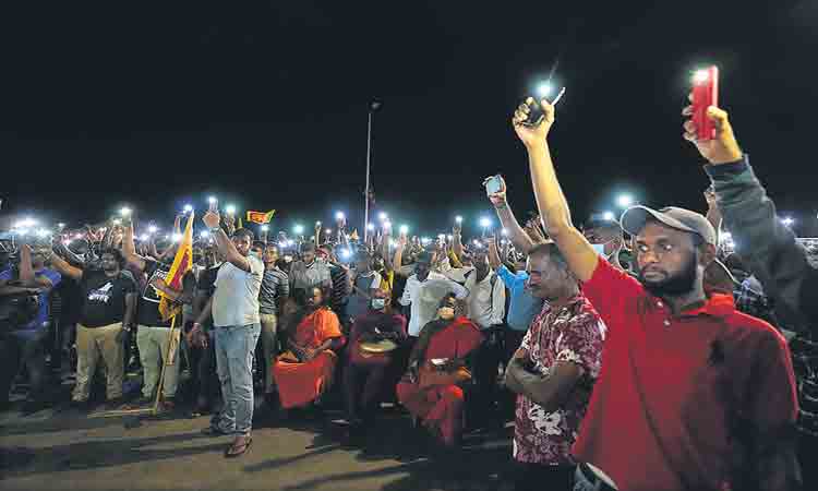 లంకలో ఆందోళనకారులపై పేలిన తూటా.. ఒకరి మృతి