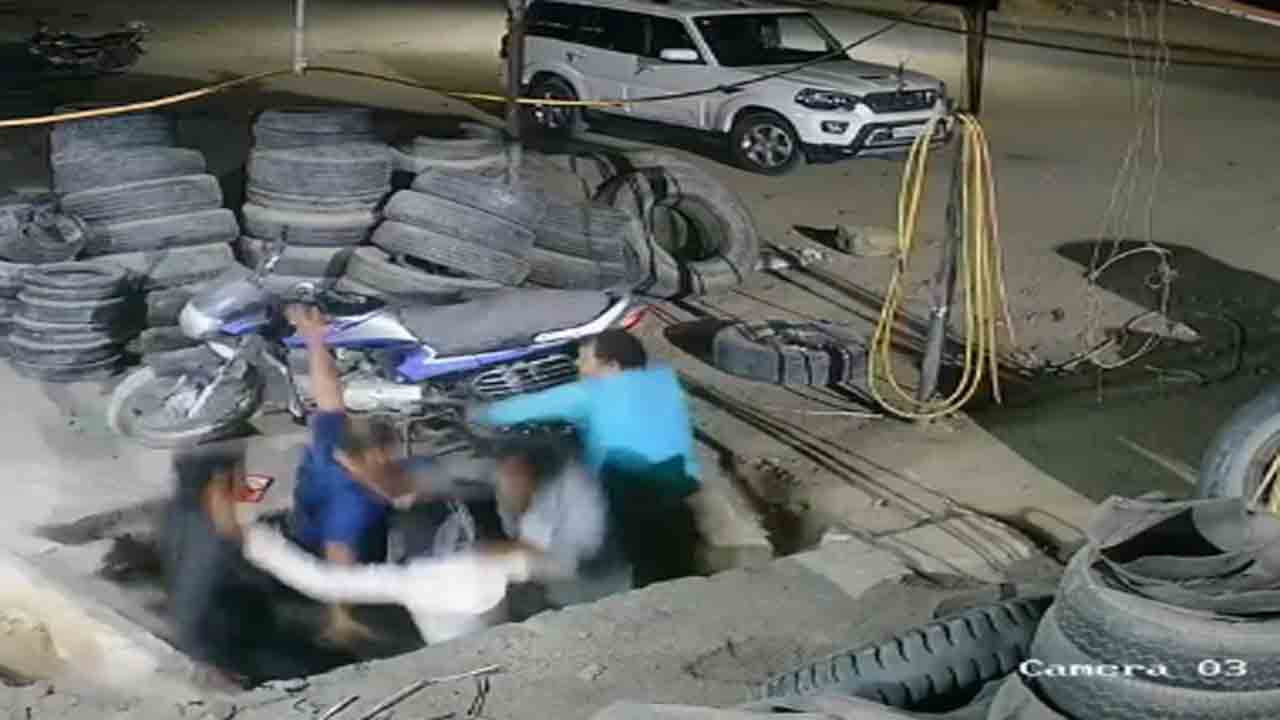 Viral Video: కాంక్రీట్ స్లాబ్ కూలి… కాలువలో పడిన ఐదుగురు వ్యక్తులు