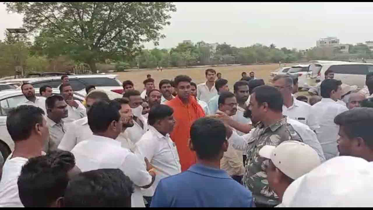 జంగా వ‌ర్సెస్ నాయిని.. రేవంత్ ముందే త‌న్నుకున్న కార్య‌క‌ర్త‌లు.. వీడియో