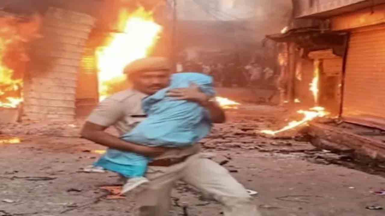 మంటల్లో చిక్కుకున్న చిన్నారిని కాపాడిన పోలీస్‌… అధికారులతోపాటు నెటిజన్లు ప్రశంస