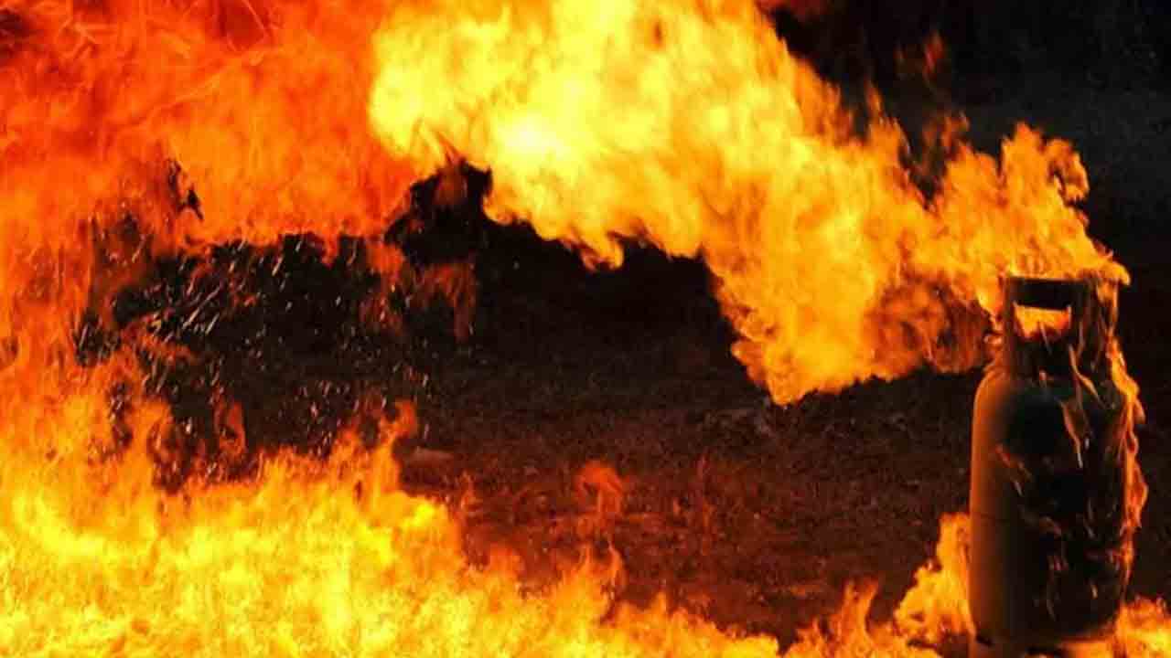 తప్పిన ముప్పు.. మల్లాపూర్‌లో పేలిన గ్యాస్‌ సిండర్‌