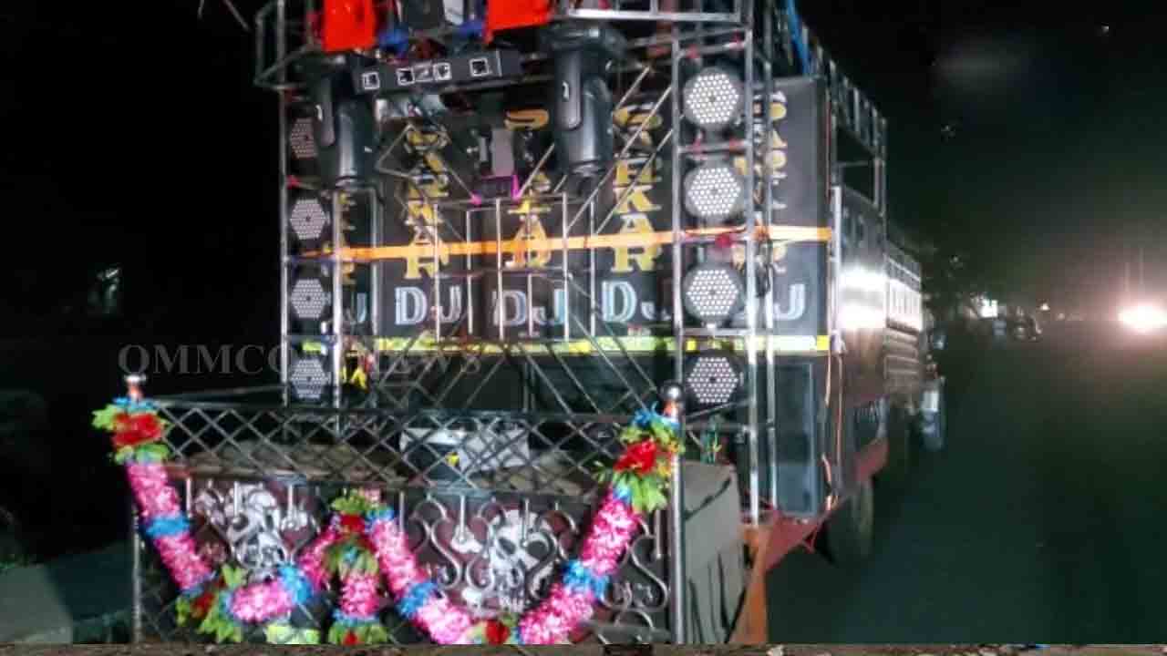 నిశ్చితార్థం వేళ.. డీజే హోరుకు కుప్ప‌కూలిన యువ‌కుడి తండ్రి