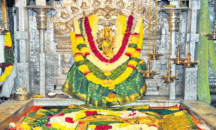 బల్కంపేట ఎల్లమ్మ తల్లికి బంగారు బోనం