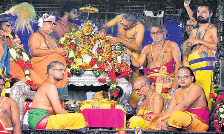 వైభవంగా రామయ్య పట్టాభిషేకం