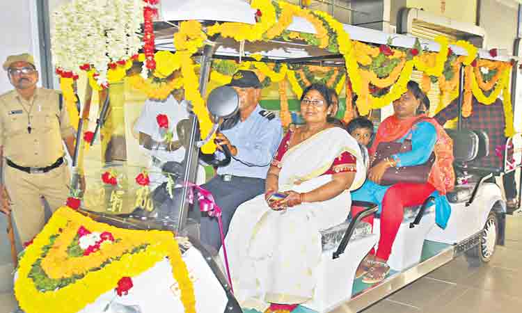 మహాత్మాగాంధీ బస్‌స్టేషన్‌లో బ్యాటరీ వాహన సౌకర్యం