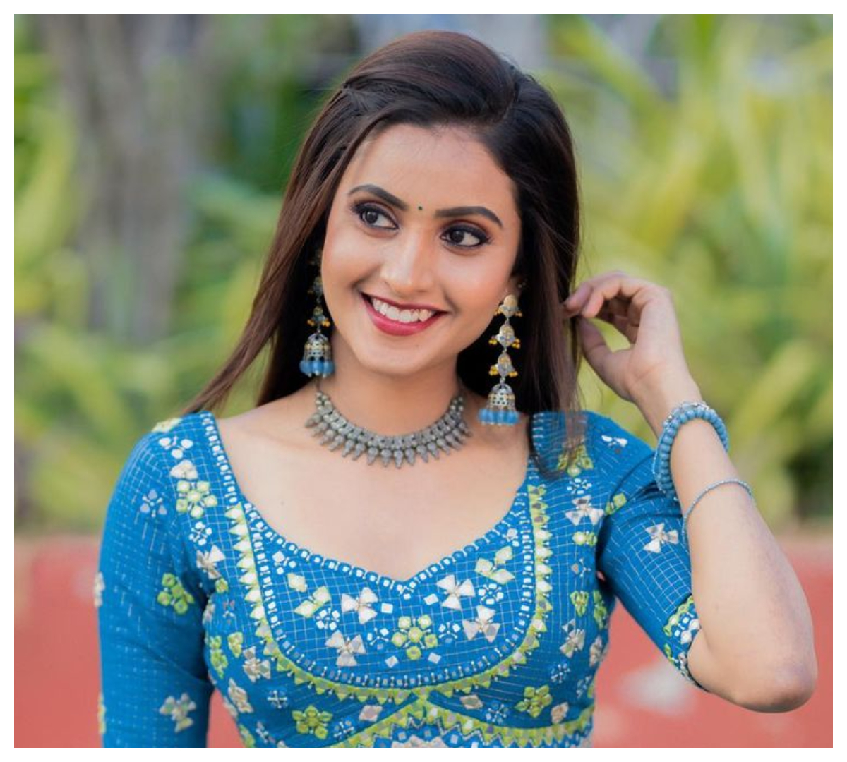 Deepika Pilli | బ్లూ క‌ల‌ర్‌ లంగా జాకెట్‌లో దీపికా పిల్లి మెరుపులు..