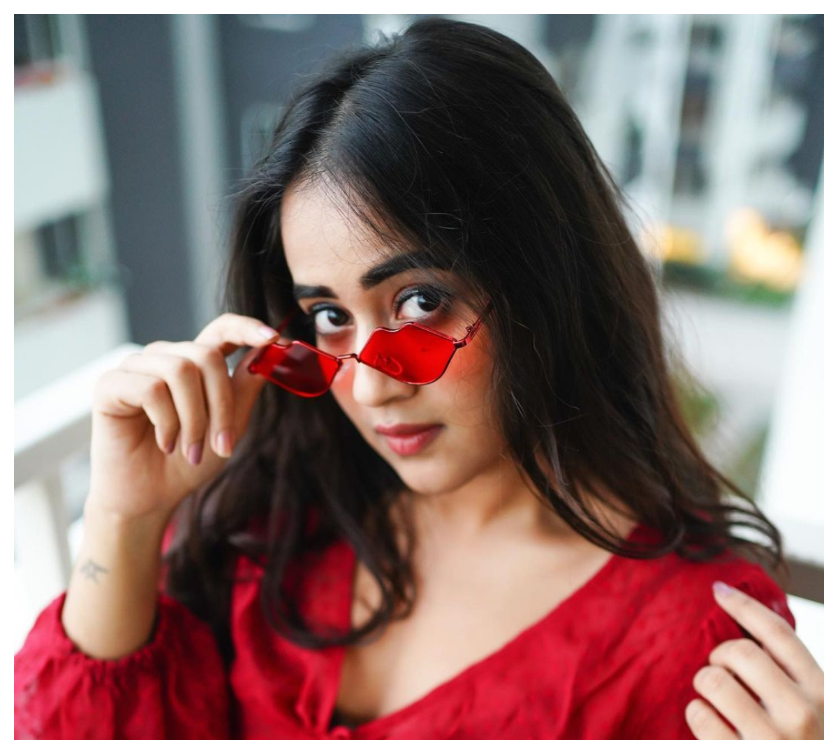 Deepthi Sunaina | కొంటె చూపుల‌తో గాలం వేస్తున్న దీప్తి సునైనా..