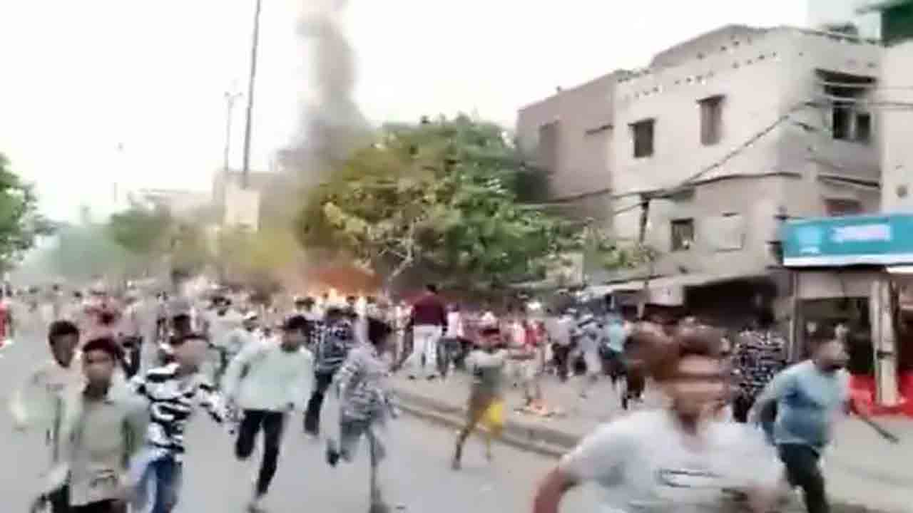 ఢిల్లీ హనుమాన్ జయంతి ఊరేగింపుపై రాళ్ల దాడి… ఘర్షణలో పలువురికి గాయాలు