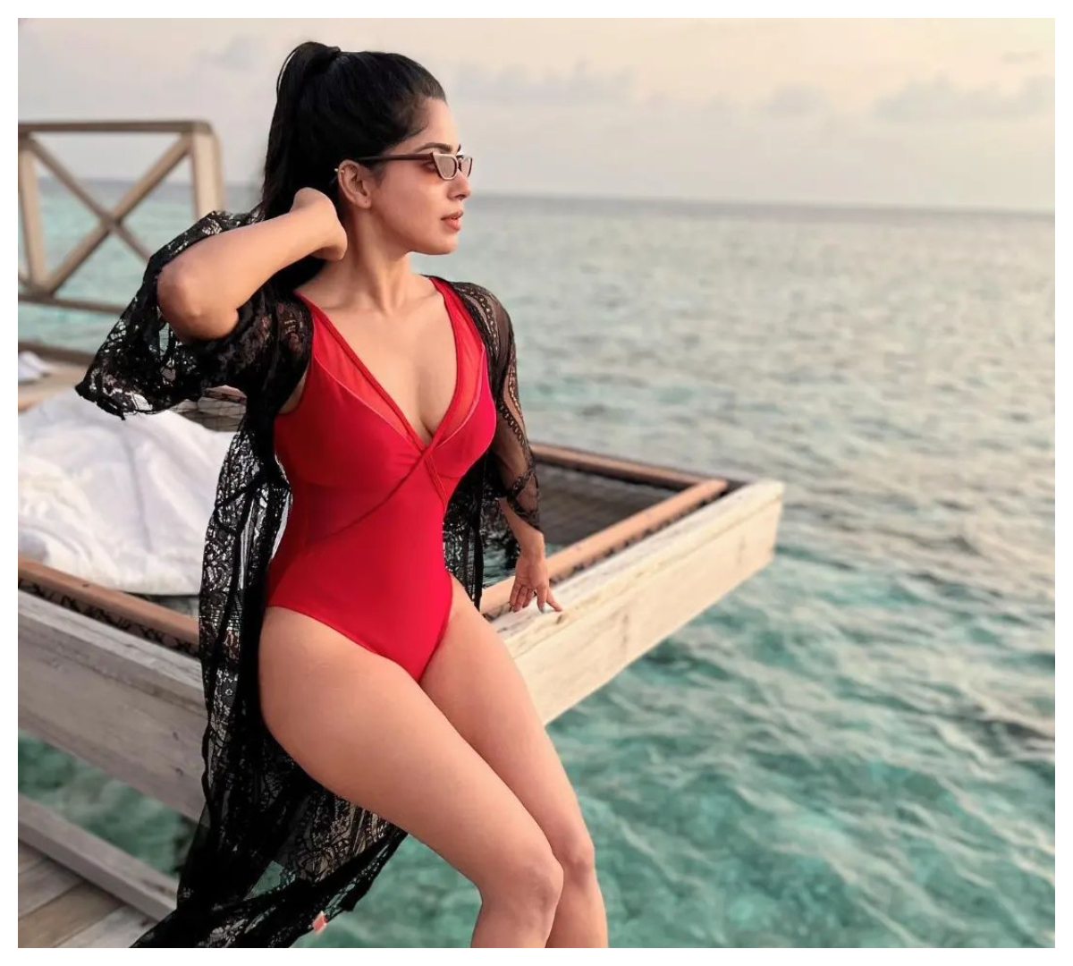 Divya Bharathi | సాగ‌ర తీరాన బికినీలో దివ్య భారతి సొగ‌సులు..