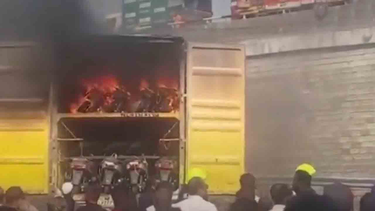 ఎలక్ట్రిక్‌ వాహనాల కంటైనర్‌లో మంటలు.. 20 స్కూటర్లు దగ్ధం