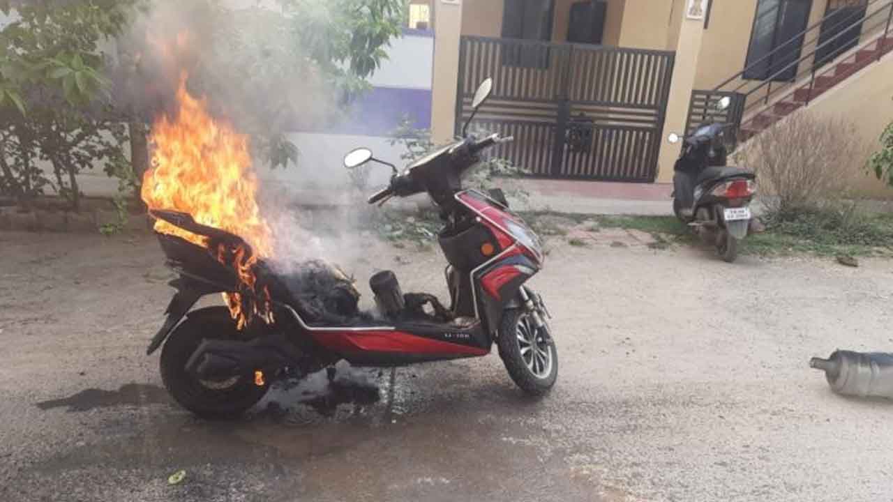 E-Scooter Fire | త‌మిళ‌నాడులో మ‌రో స్కూట‌ర్‌లో మంట‌లు.. ప్రాణాల‌తో బ‌య‌ట‌ప‌డ్డ ఓన‌ర్‌!
