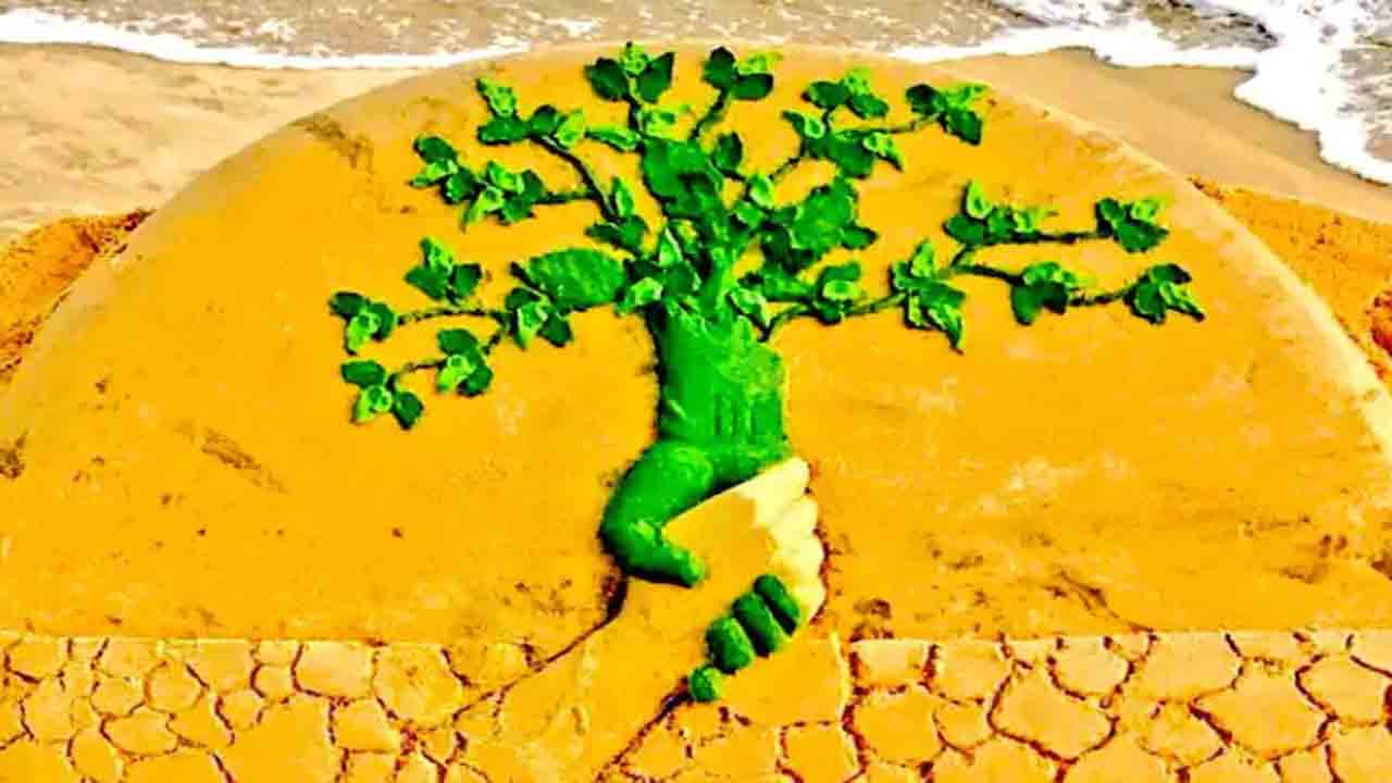 ధరిత్రి దినోత్సవంపై ఆకట్టుకుంటున్న… సుదర్శన్‌ పట్నాయక్‌ సైకత శిల్పం