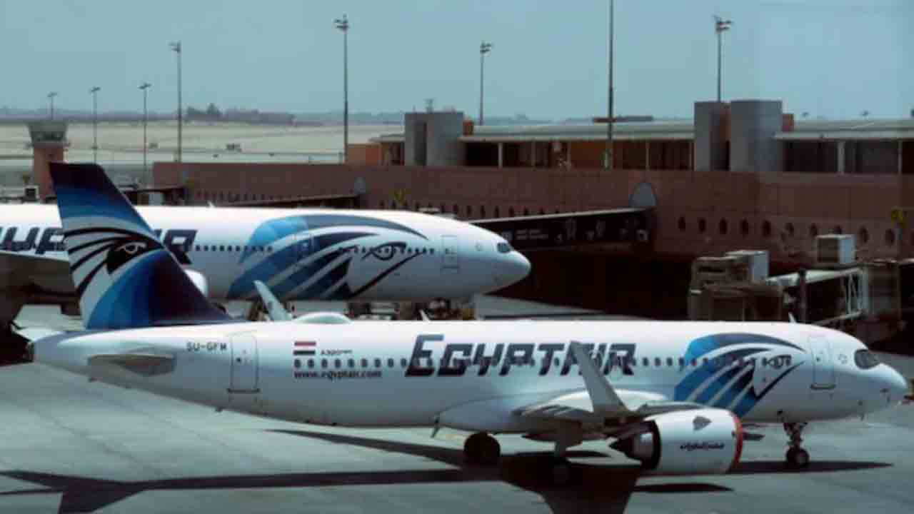 కాక్‌పిట్‌లో సిగరెట్‌ వెలిగించిన పైలట్‌… మంటలు వ్యాపించి విమానం కూలి 66 మంది మృతి