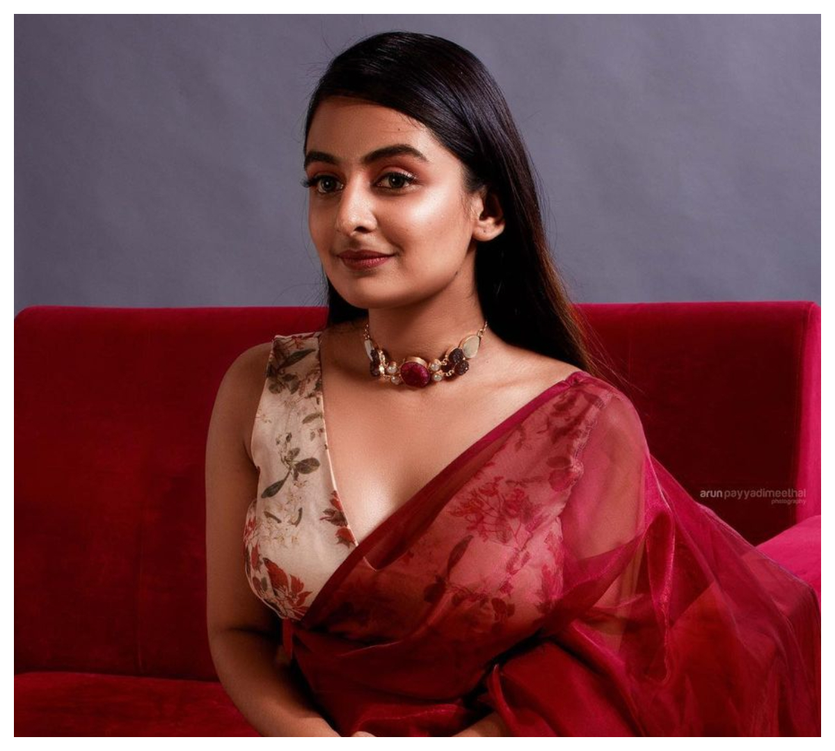 Esther Anil | రెడ్ క‌ల‌ర్ శారీలో పిచ్చెక్కించిన ఎస్తర్ అనిల్..