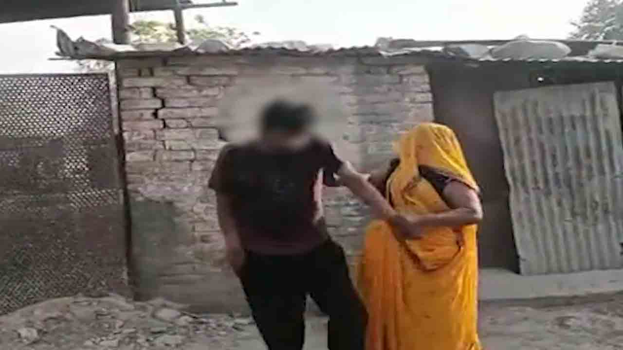 ఈవ్‌ టీజర్‌కు దేహశుద్ధి… చెప్పుతో కొట్టిన మహిళ