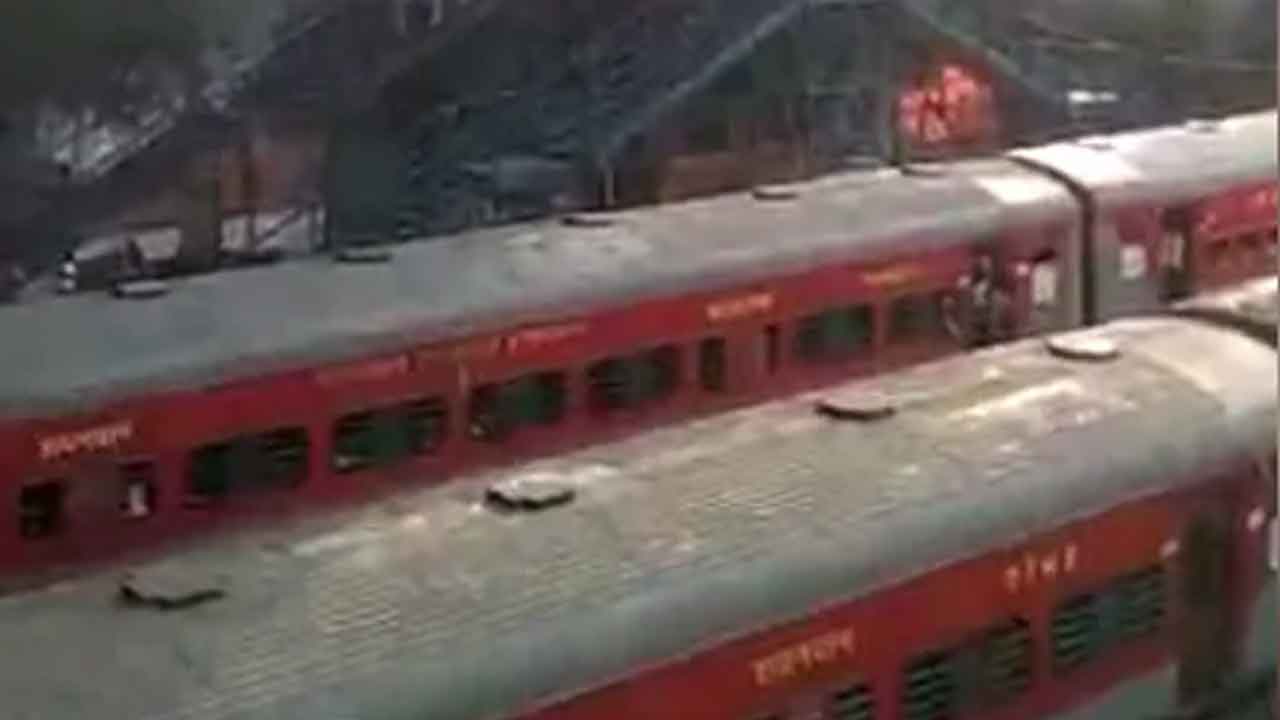 Fire @ Delhi Rail Godown | ఢిల్లీ రైల్వే గోడౌన్‌లో అగ్ని ప్ర‌మాదం.. అస‌లేం జ‌రిగింది?