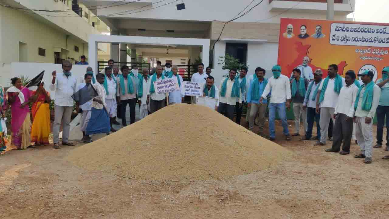 బీజేపీ ఎంపీ అర‌వింద్ ఇంటిని ముట్ట‌డించిన రైతులు.. వీడియో