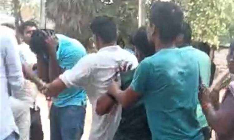 ఉపాధ్యాయుడికి దేహశుద్ధి