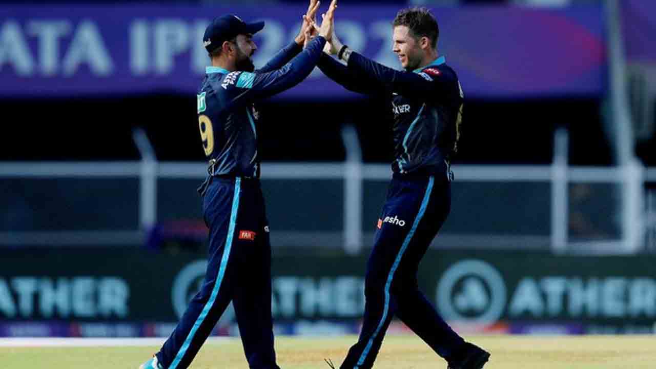 GT vs RCB | మ్యాక్స్వెల్ అవుట్.. ఐదో వికెట్ కోల్పోయిన బెంగళూరు
