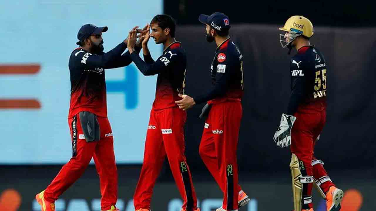 GT vs RCB | హార్దిక్ అవుట్.. మూడో వికెట్ కోల్పోయిన గుజరాత్