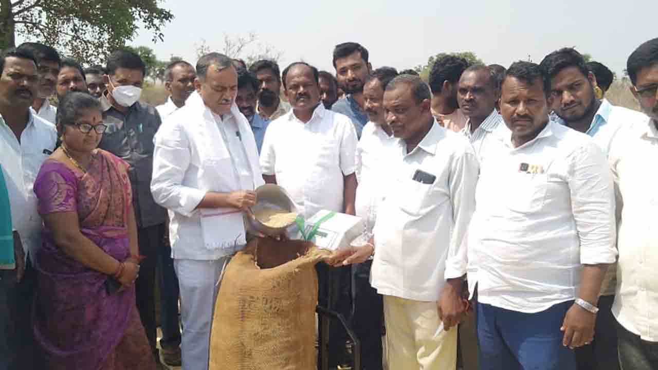 పంట మార్పిడితో అధిక దిగుబడులు : ఎమ్మెల్యే గండ్ర వెంకటరమణా రెడ్డి