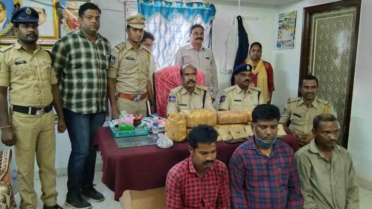 మేడ్చ‌ల్ జిల్లాలో 14.5 కిలోల గంజాయి స్వాధీనం