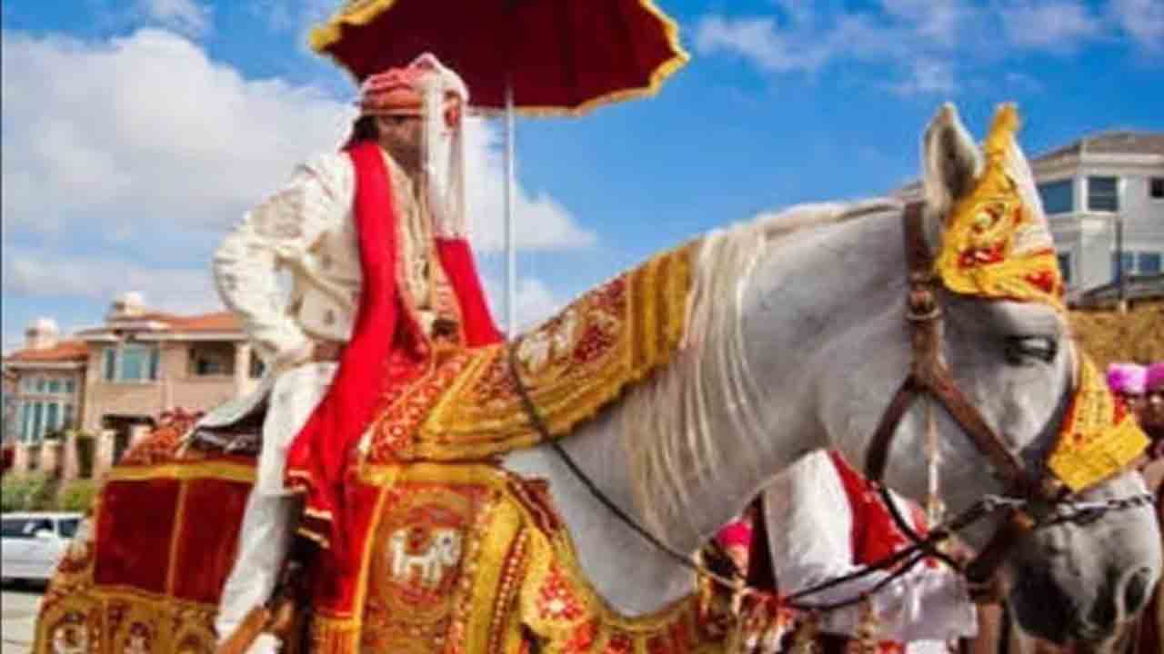 పెళ్లి మండపంలోకి పోలీసుల ఎంట్రీ..! పారిపోయిన వధూవరులు..!! అసలేం జరిగిందంటే..?