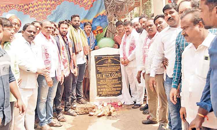 అభివృద్ధి పనులు వేగంగా పూర్తిచేయాలి