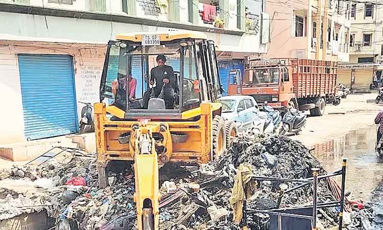 చురుకుగా నాలాల్లో పూడిక తీత