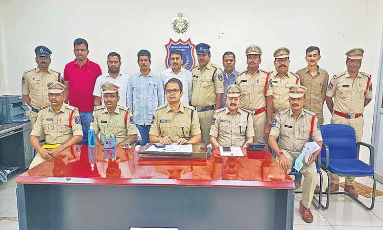 చీకటి దొంగ చిక్కాడు