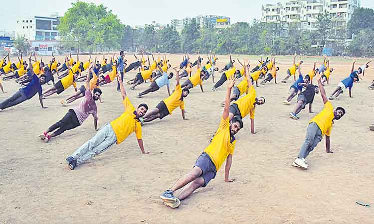 పరుగెత్తాలి..కొలువుదీరాలి
