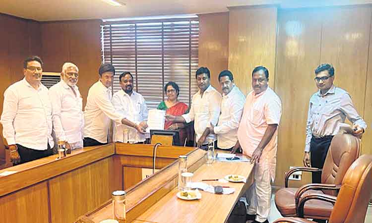 సర్వీస్ చార్జీలను విడుదల చేయాలి