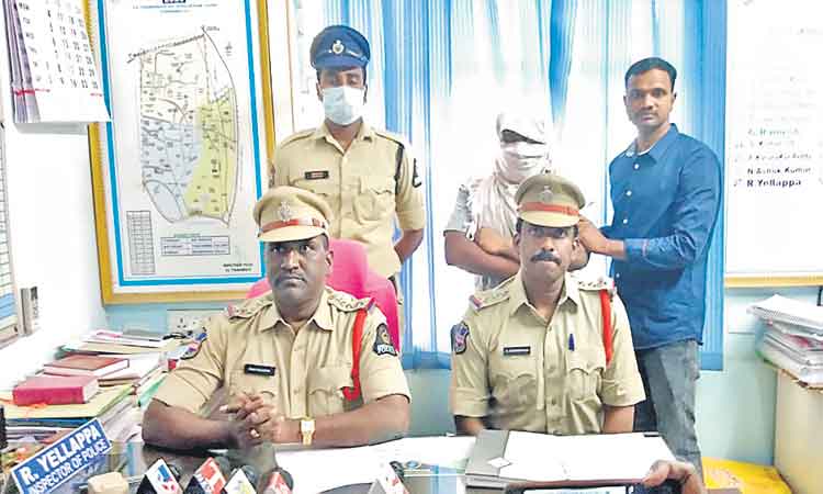 బ్యాంకు తాత్కాలిక ఉద్యోగికి రిమాండ్‌