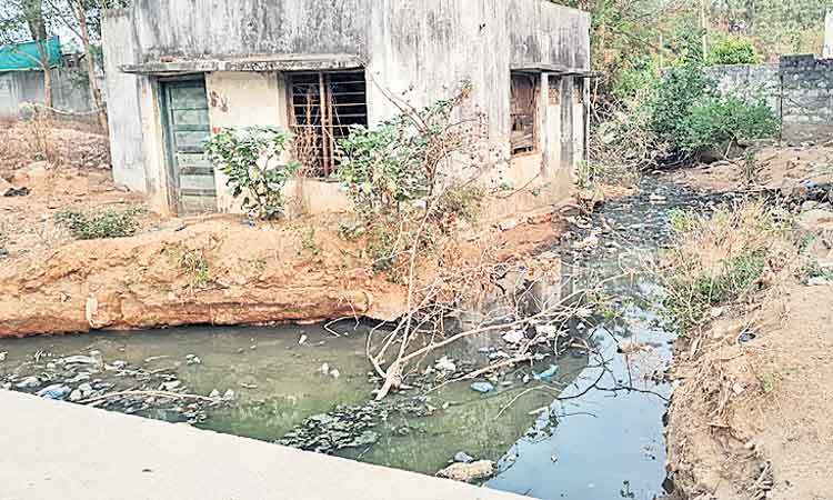 కుంటను తలపిస్తున్న మురుగు నీరు