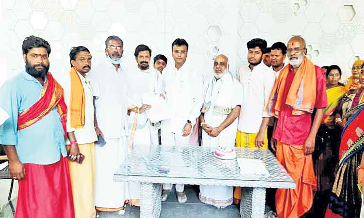 అర్చకుల సంక్షేమానికి కృషి : ఎమ్మెల్యే