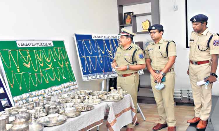 30 ఏండ్ల నుంచి.. ఇండ్లు కొల్లగొడుతుండు…