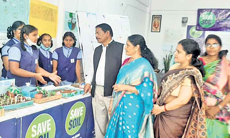 సేంద్రియ ఎరువులను వాడుకొని భూమిని కాపాడుకోవాలి
