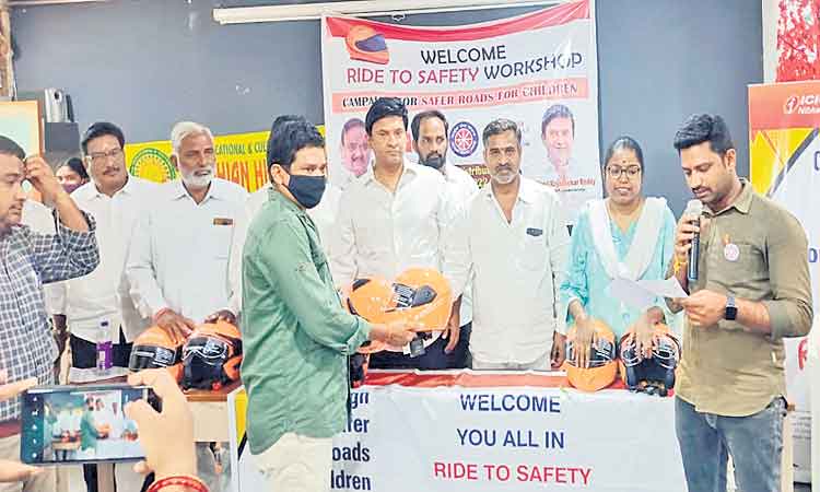 హెల్మెట్‌ను తప్పనిసరిగా ధరించాలి