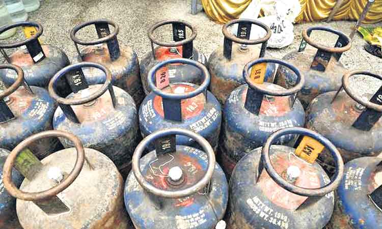 హోటళ్లపై.. గుదిబండ..!