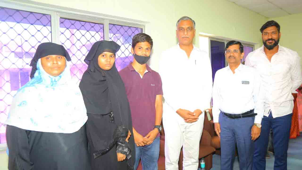 వైద్య విద్యార్థులకు మంత్రి హరీశ్‌రావు అండ