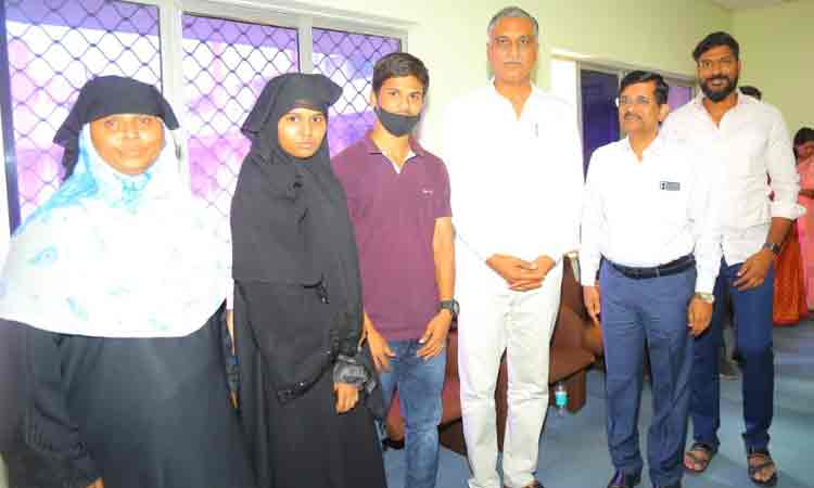 పేద వైద్య విద్యార్థులకు మంత్రి హరీశ్‌ అండ