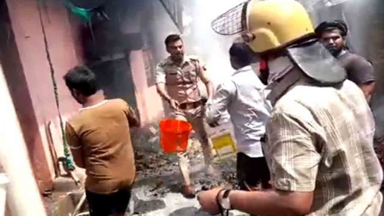 పరారైన హిందూ, ముస్లిం ప్రేమికుల జంట… ముస్లిం వ్యక్తి ఇంటికి నిప్పు