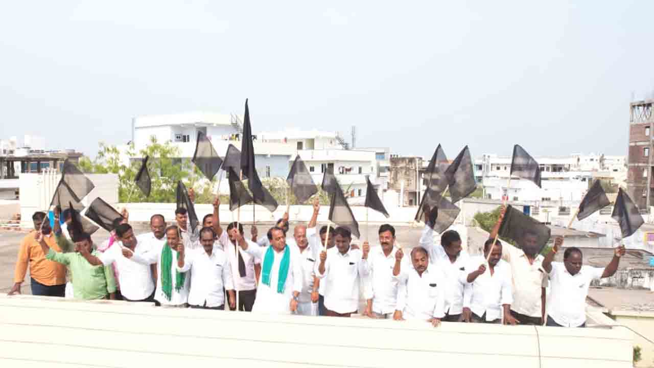 రైతుకు మద్దతుగా.. నల్లజెండా ఎగురవేసిన మంత్రి ఇంద్రకరణ్‌ రెడ్డి