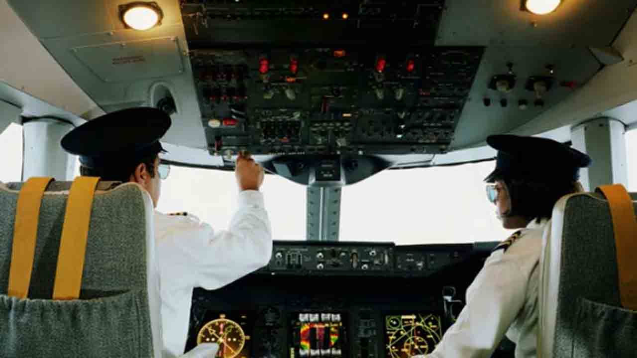 ఎమర్జెన్సీ ఫ్రీక్వెన్సీలో ఇండిగో పైలట్ల బూతులు… దర్యాప్తునకు డీజీసీఏ ఆదేశం