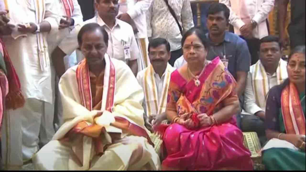 యాదాద్రి స‌న్నిధిలో సీఎం కేసీఆర్ దంప‌తులు