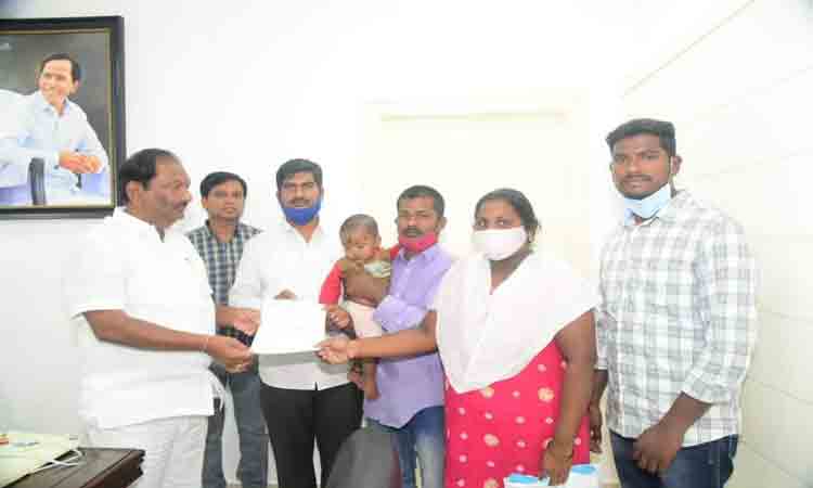 అమాత్యుడి ఔదార్యం